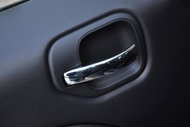 2013款Jeep自由客2.4L豪华导航版到店实拍