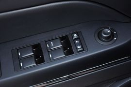 2013款Jeep自由客2.4L豪华导航版到店实拍
