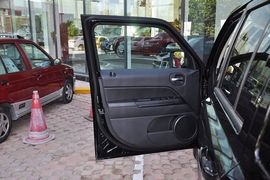 2013款Jeep自由客2.4L豪华导航版到店实拍