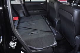 2013款Jeep自由客2.4L豪华导航版到店实拍