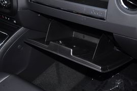 2013款Jeep自由客2.4L豪华导航版到店实拍