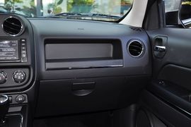 2013款Jeep自由客2.4L豪华导航版到店实拍