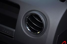 2013款Jeep自由客2.4L豪华导航版到店实拍