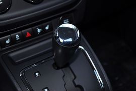 2013款Jeep自由客2.4L豪华导航版到店实拍