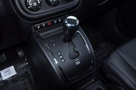 2013款Jeep自由客2.4L豪华导航版到店实拍