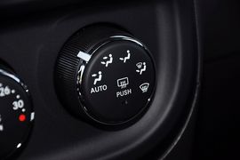 2013款Jeep自由客2.4L豪华导航版到店实拍