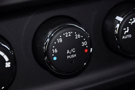2013款Jeep自由客2.4L豪华导航版到店实拍