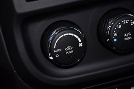 2013款Jeep自由客2.4L豪华导航版到店实拍