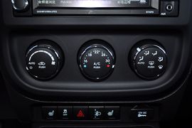 2013款Jeep自由客2.4L豪华导航版到店实拍