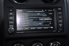 2013款Jeep自由客2.4L豪华导航版到店实拍