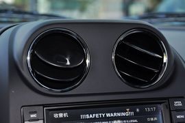 2013款Jeep自由客2.4L豪华导航版到店实拍