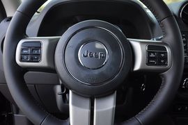 2013款Jeep自由客2.4L豪华导航版到店实拍