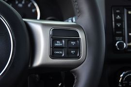 2013款Jeep自由客2.4L豪华导航版到店实拍