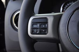 2013款Jeep自由客2.4L豪华导航版到店实拍