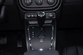 2013款Jeep自由客2.4L豪华导航版到店实拍