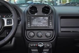 2013款Jeep自由客2.4L豪华导航版到店实拍