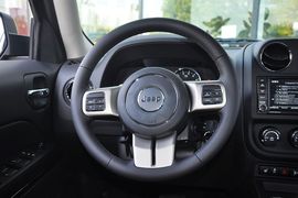 2013款Jeep自由客2.4L豪华导航版到店实拍