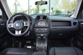 2013款Jeep自由客2.4L豪华导航版到店实拍