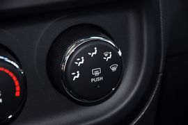2013款Jeep指南者2.0L运动版到店实拍