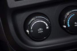 2013款Jeep指南者2.0L运动版到店实拍