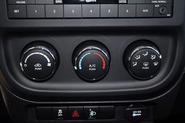 2013款Jeep指南者2.0L运动版到店实拍