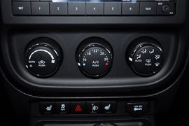 2013款Jeep指南者2.4L都市版