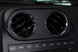 2013款Jeep指南者2.4L都市版