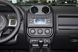 2013款Jeep指南者2.4L都市版