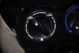 2012款吉利全球鹰熊猫1.0L手动标准型