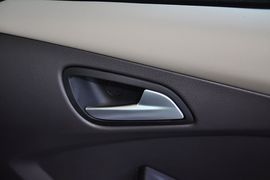 2012款福特福克斯三厢1.6L手自一体舒适型