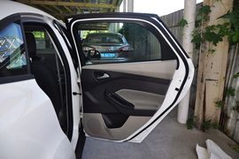 2012款福特福克斯三厢1.6L手自一体舒适型