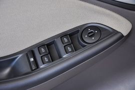 2012款福特福克斯三厢1.6L手自一体舒适型