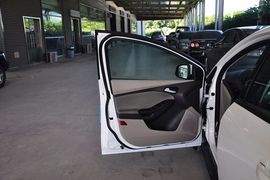 2012款福特福克斯三厢1.6L手自一体舒适型