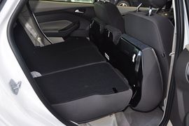 2012款福特福克斯三厢1.6L手自一体舒适型