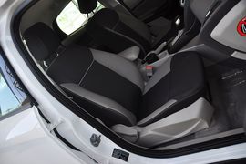 2012款福特福克斯三厢1.6L手自一体舒适型