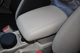 2012款福特福克斯三厢1.6L手自一体舒适型
