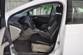2012款福特福克斯三厢1.6L手自一体舒适型