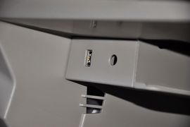 2012款福特福克斯三厢1.6L手自一体舒适型