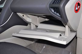 2012款福特福克斯三厢1.6L手自一体舒适型