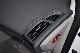 2012款福特福克斯三厢1.6L手自一体舒适型