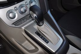 2012款福特福克斯三厢1.6L手自一体舒适型