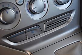 2012款福特福克斯三厢1.6L手自一体舒适型