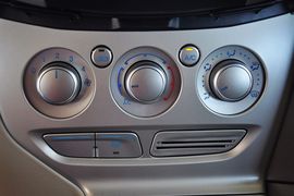 2012款福特福克斯三厢1.6L手自一体舒适型
