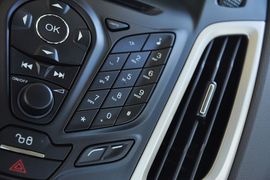 2012款福特福克斯三厢1.6L手自一体舒适型