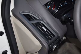 2012款福特福克斯三厢1.6L手自一体舒适型