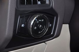 2012款福特福克斯三厢1.6L手自一体舒适型