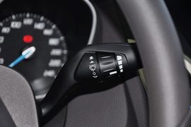 2012款福特福克斯三厢1.6L手自一体舒适型