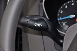 2012款福特福克斯三厢1.6L手自一体舒适型