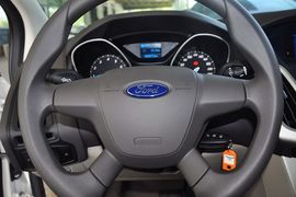 2012款福特福克斯三厢1.6L手自一体舒适型