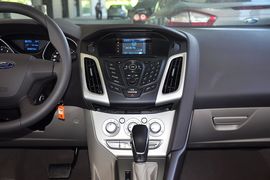 2012款福特福克斯三厢1.6L手自一体舒适型